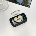 Detail der quadratischen Haarspange mit Herzmuster und Barrette La France Aufdruck - Schwarz