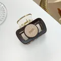 Detailaufnahme der Haarklammer mit Barrette La France Textur in Braun und Beige - Kaffeebraun