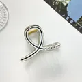 Detalle de la pinza para el cabello crema con borde azul y diamantes de imitación - Blanco