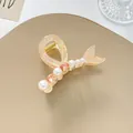Dettaglio della clip per capelli a coda di sirena con perle e strass scintillanti - Arancione Iridescente