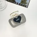 Detail van de grijze vierkante haarklem met gestreept zwart hart en Franse belettering - Grijs