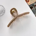 Detail der 13cm braun gestreiften Haarklammer mit Perlen und goldener Metallfeder - Dunkelbeige