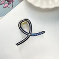 Détail de la mini pince à cheveux avec lignes bleu marine et strass bleus étincelants - Bleu foncé