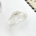 Detalle de la pinza de pelo de nube hueca en resina de mármol blanco con resorte dorado - Blanco