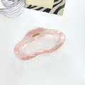 Detalle de pinza para el pelo jaspeada rosa y blanca con diseño de onda hueca - Rosa