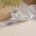 Détail de la pince à cheveux gris argenté perlé de 13 cm au design géométrique épuré - Gris