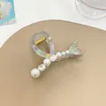 Détail de la pince à cheveux queue de poisson avec perles, cristaux et reflets nacrés - Gris