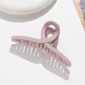 Vue détaillée d'une pince à cheveux torsadée rose lotus mate au design élégant et croisé - 11cm / Rose-violet