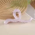 Détail macro d'une grande pince à cheveux géométrique lavande mate pour cheveux épais - Violet