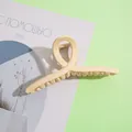 Vue détaillée d'une grande pince à cheveux mate crème avec design croisé et torsadé - 13cm / Style Torsadé Croisé / Blanc Cassé