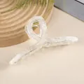 Dettaglio molletta per capelli in acrilico marmo bianco con molla dorata su legno - Bianco