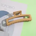 Dettaglio macro di una grande molletta quadrata color kaki opaco su sfondo verde - 11.5cm / Stile Rettangolare Traforato / Kaki