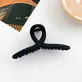 Détail de la pince à cheveux noire mate avec design croisé et dents antidérapantes - 11cm / Noir Torsadé