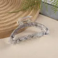 Dettaglio della molla in metallo e della trama marmorea sulla clip per capelli in acrilico - Stile Incurvato Motivo Marmoreo / Nero
