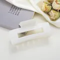 Dettaglio della pinza per capelli quadrata in acetato con trama in marmo bianco e design cavo - Marrone Bianco / 10.5cm