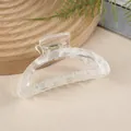 Dettaglio della pinza per capelli in acrilico marmo bianco con molla in metallo oro - Stile Incurvato Motivo Marmoreo / Bianco