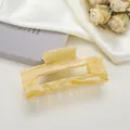 Détail de la pince à cheveux rectangulaire marbrée avec de la soie crème et des roses - 10.5cm / Jaune