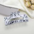 Vue détaillée d'une grande pince à cheveux rectangulaire avec motif marbre noir et blanc - 10.5cm / Motif Marbre