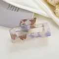 Gros plan sur la pince à cheveux 8cm en acétate marbré violet au design géométrique - Violet Métallique