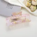 Dettaglio della molletta quadrata in acetato con motivo marmorizzato rosa su raso beige - Rosa Bianco Iridescente / 10.5cm