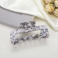 Détail d'une pince à cheveux rectangulaire à motif marbre sur soie et livre - 10.5cm / Marbre Noir