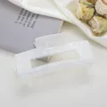 Dettaglio di una pinza per capelli quadrata in acetato marmorizzato bianco traforata - Bianco Iridescente / 10.5cm