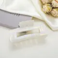 Gros plan sur une pince à cheveux rectangulaire crème avec texture nacrée géométrique - 10.5cm / Marbre Blanc Dégradé