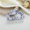 Dettaglio di una molletta per capelli rettangolare in acetato marmorizzato nero e bianco - 7x2.5cm / Crackle Bianco