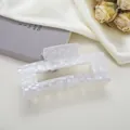 Détail de la pince à cheveux à damier nacré sur un fond élégant en soie et satin - 10.5cm / Damier Blanc