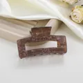Dettaglio della clip per capelli in acetato tartarugato con design quadrato scintillante - 7x2.5cm / Caffè Ghiaccio Crepato