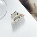 Details einer weißen Acetat-Haarklammer mit Herz-Strasssteinen und geometrischen Mustern - 4.8*1.5cm / Weiß