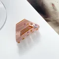 Detailaufnahme der rosa Acetat-Haarklammer mit Herzkristall und glitzernden Strasssteinen - 4.8*1.5cm / Rosa