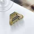 Nahaufnahme der olivgrünen Haarklammer aus Acetat mit herzförmigem Kristall und Strasssteinen - 4.8*1.5cm / Gelb