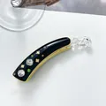 Detail der 10cm Bananen-Haarklammer aus Acetat mit glitzernden Strasssteinen und Kleeblatt - Schwarz