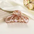 Dettaglio macro della grande molletta per capelli in acetato marmorizzato su seta bianca - 9cm / Rosa Roccia