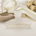 Detalle de pinza para el pelo de acetato crema de 10,5 cm con textura mármol sobre seda - 10.5cm / Blanco roca