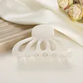 Detail der eleganten Haarspange aus Acetat mit Marmoreffekt auf Seidenhintergrund - 9cm / Felsweiß