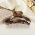 Makro-Detail einer großen Haarklammer mit Schildpatt-Muster auf Seidenhintergrund - 10cm / Schwarz