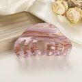Detail van roze en bruine marmerpatroon haarklem op beige satijnen achtergrond - 8.5cm / Rots Roze