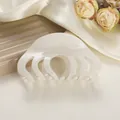 Detailopname van haarklem van acetaat met marmerpatroon op zachte zijden stof - 8.5cm / Rotswit