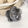Dettaglio del fermaglio per capelli a fiore in resina grigio fumo traslucido - 5,5 cm / grigio scuro