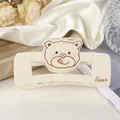 Detalle de la pinza para el cabello rectangular blanco crema con un lindo diseño de oso - Blanco Roto