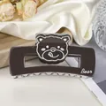 Detalle de una linda pinza para el cabello de oso pardo sobre seda blanca - Marrón Oscuro