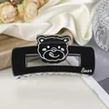 Détail d'une pince à cheveux rectangulaire noire en acrylique avec motif d'ours mignon - Noir