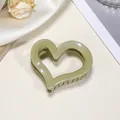 Dettaglio di un fermaglio per capelli a cuore verde con glitter su tessuto di seta - 6.5cm / Verde