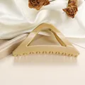 Detail einer geometrischen Haarklammer in Creme-Beige auf elegantem Seidenstoff - Groß / Gebrochenes Weiß