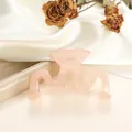 Detalle de la pinza de pelo ondulada rosa claro con textura jelly y mecanismo de metal - Rosa carne