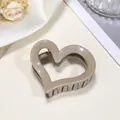 Dettaglio della pinza per capelli a cuore color kaki con glitter argento e molla robusta - 6.5cm / Grigio