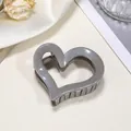 Dettaglio della molletta per capelli grigia a cuore con finitura glitterata e molla in metallo - 6.5cm / Grigio scuro