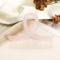 Detail der rosa-transparenten großen Haarklammer mit Goldfeder auf elegantem Seidenstoff - 11cm / Hellrosa